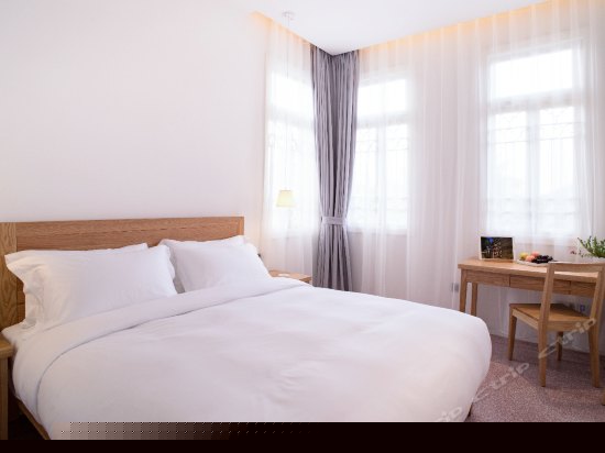 303两面远眺园景大床房