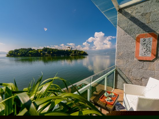 正面180°临水阳台海景大床房