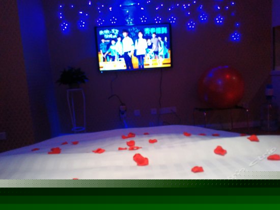 紫色海景电动圆床房