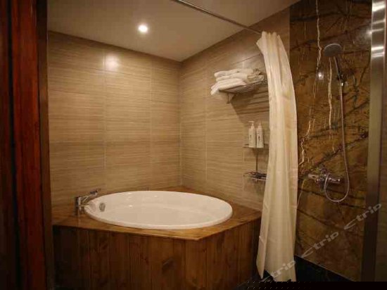 云泉火山汤池花园豪华保健套房