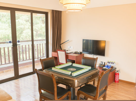 山景休闲双卧三床机麻套房