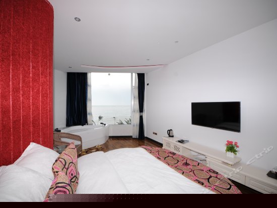 温馨情侣全海景圆床房