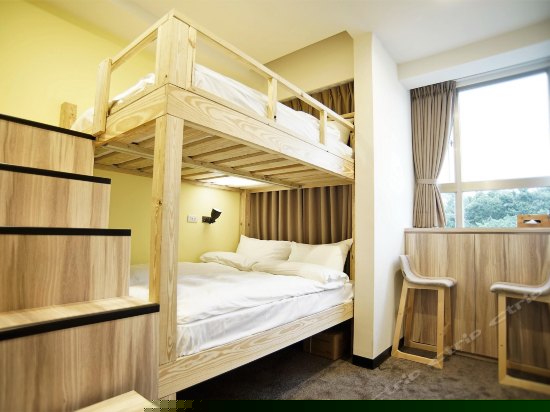 乡村风格温馨四人房