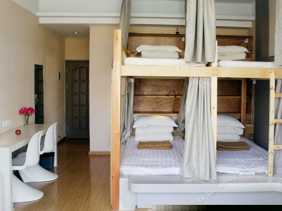 雪山湖景四人床位间