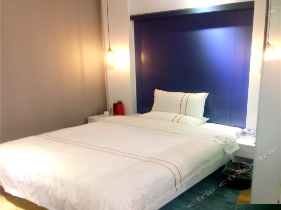 精品大床房(无窗)