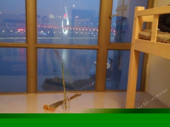 180度江景男生六人房