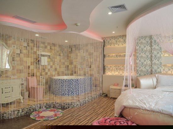 豪华浴缸圆床主题房