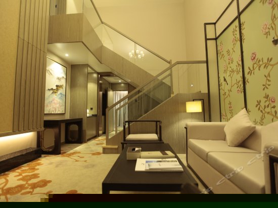 豪华山景阁楼套房