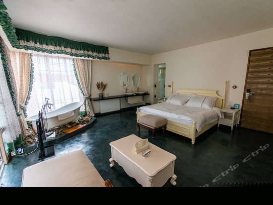 豪华美国乡村大床房207号房