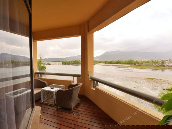 湖畔雪山豪华房