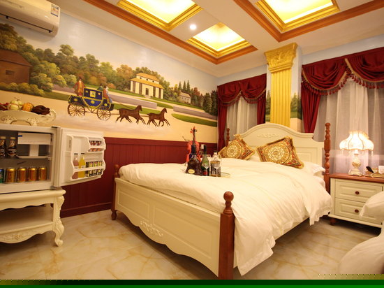 温馨宫廷家庭房