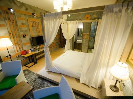 侧面落地窗海景大床房