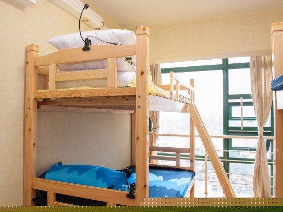 男生江景兄弟伙四人床位间