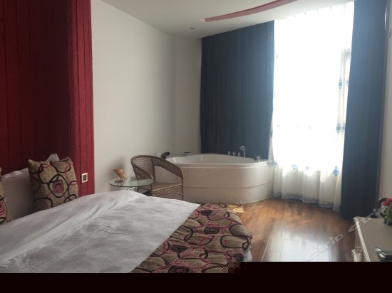 温馨情侣全海景圆床房