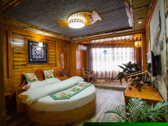 凤凰浓情情侣圆床房