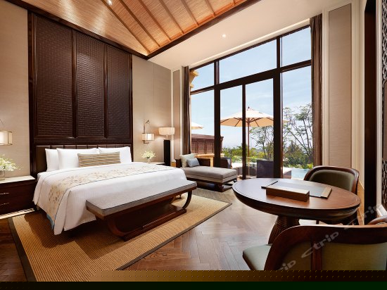 两房泳池别墅套房