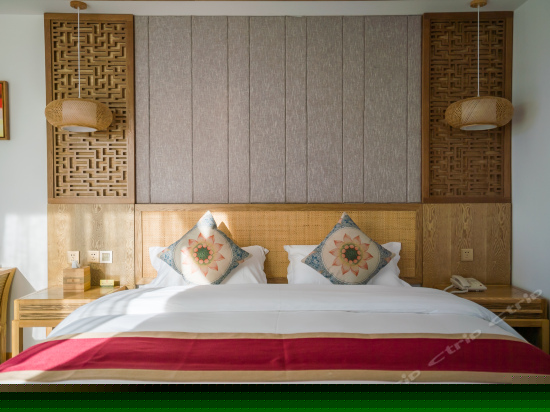 且叮咛270度湖景大床房