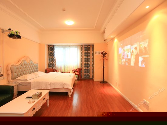 现代简约大床房