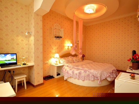 浪漫主题情侣圆床房