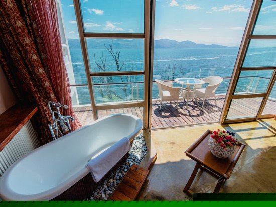 270°豪华海景泰式303号大床房