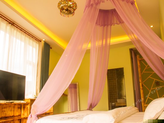 阳光蜜月豪华大床房