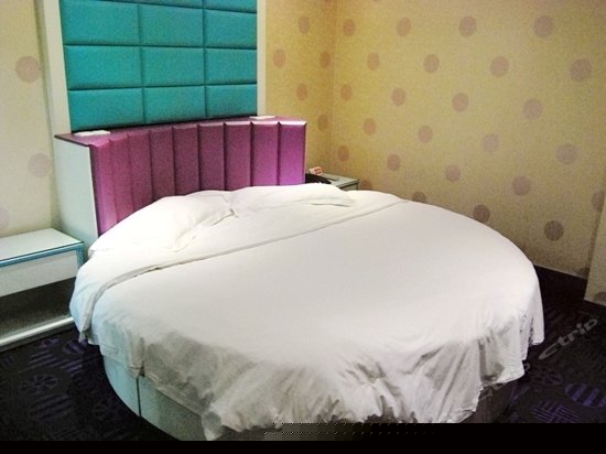 情侣圆床房(无窗)