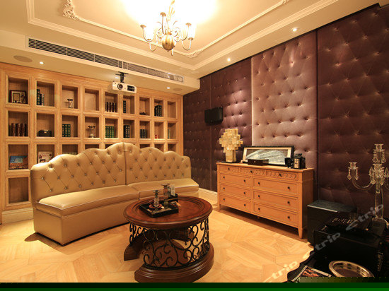 联排4居室湖景别墅