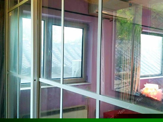 紧邻恭王府后海南锣鼓巷胡同四合院复式温馨二卧室