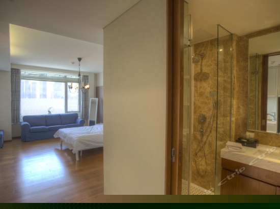 豪华双人大床房