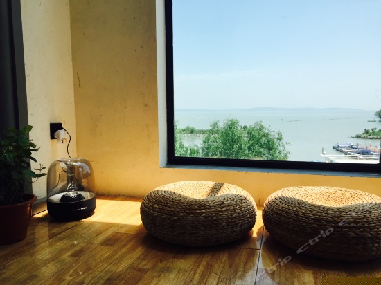 复式湖景大床房