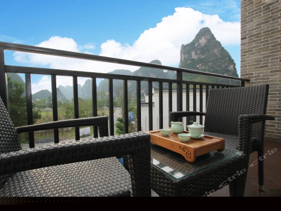 阅山阳台大床房