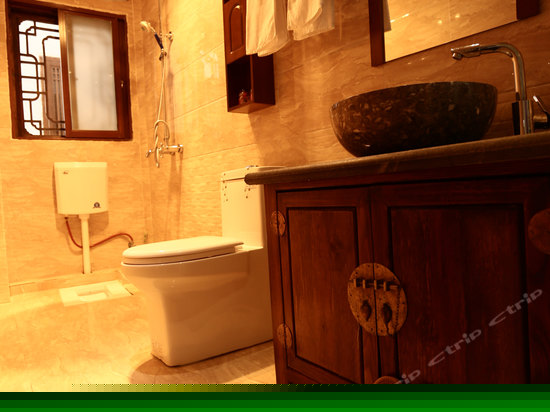 豪华雕花大床房