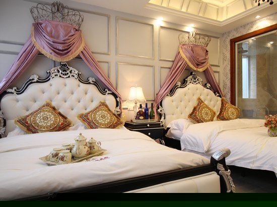 豪华宫廷家庭房