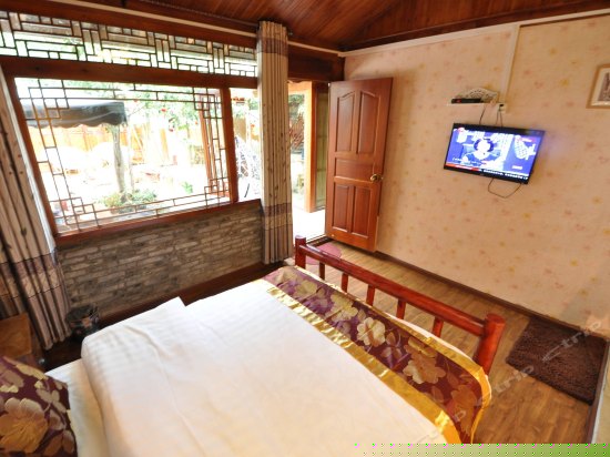 阳光大床房（芳草阁）