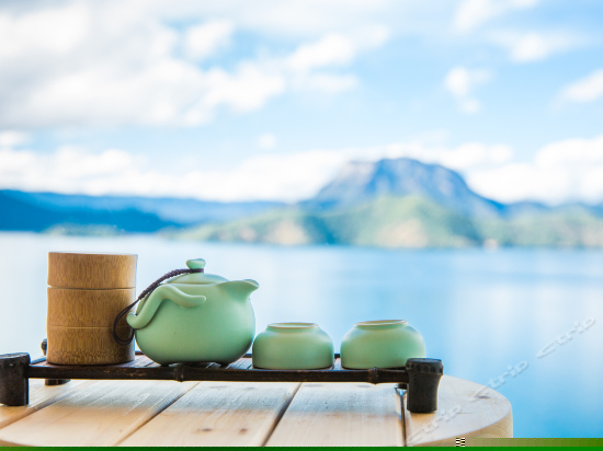 且慢湖景大床房