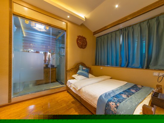 二楼豪华墨韵家庭房