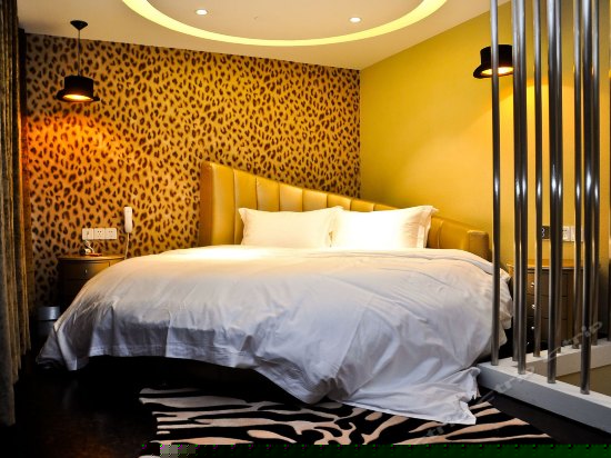 M32豪华复式野性时尚主题房