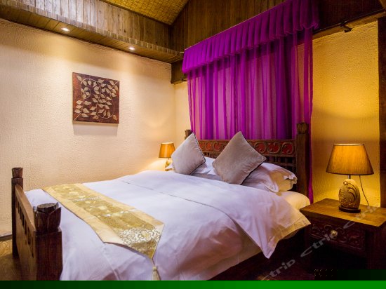 艳紫妖红大床房