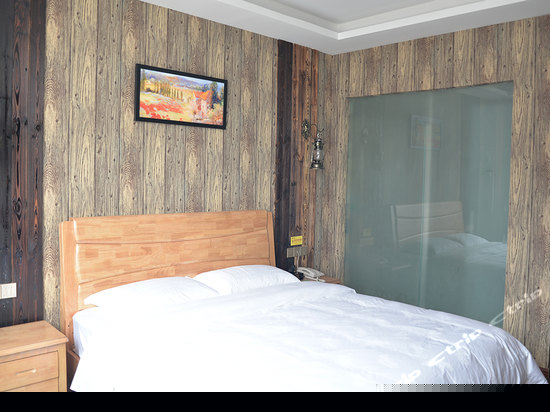 豪华情侣主题大床房