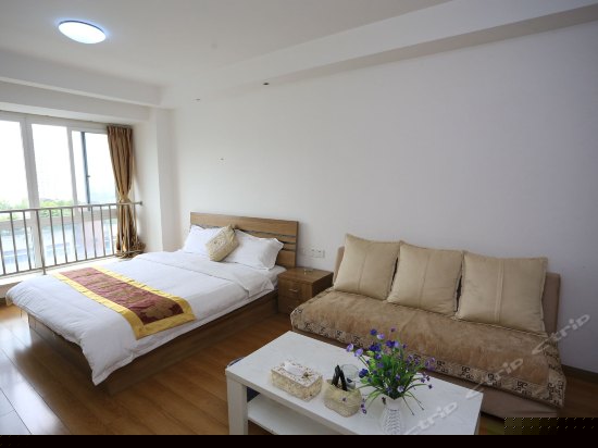 豪华大床房落地大窗