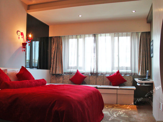 时尚大床房(带电脑)