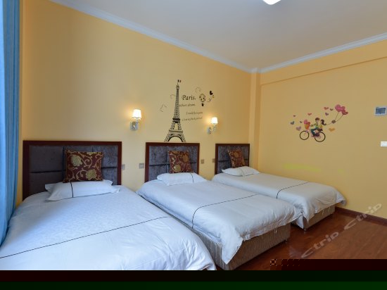 语笑喧阗三人间