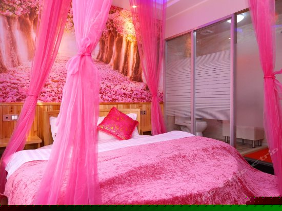 302粉色邂逅圆床房