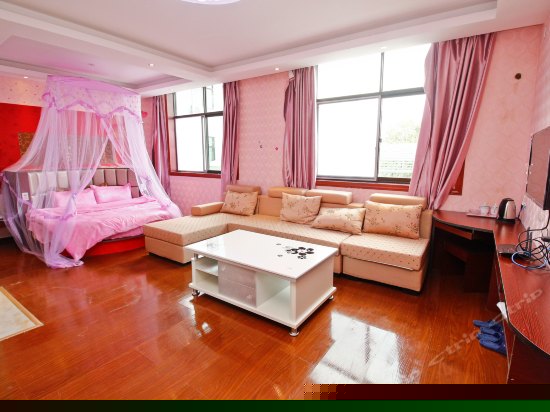 豪华情侣圆床房