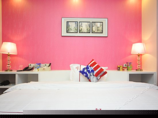 左岸情调圆床房