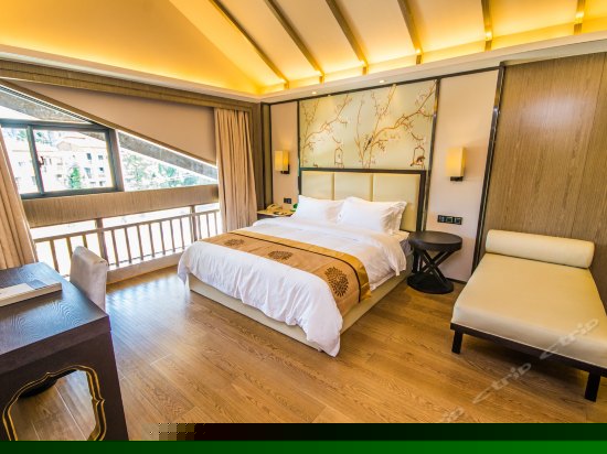 豪华山景阁楼套房