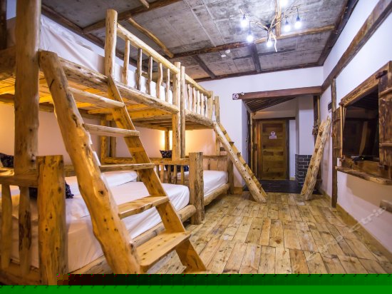 土家阁楼豪华四人间-天门山观景