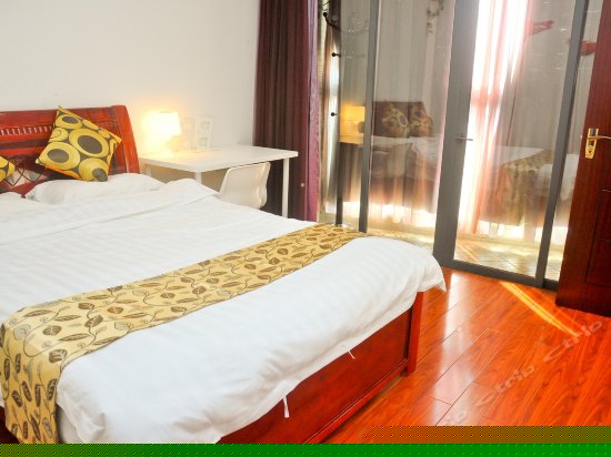 豪华双阳台套房一房一厅