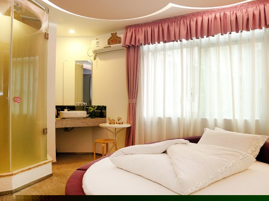 相约梧桐圆床房