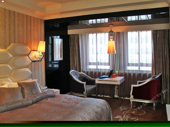 行政大床房(带电脑)